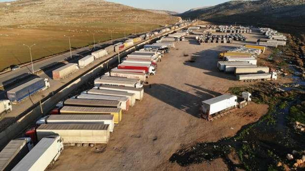 Suriye'ye ge&ccedil;mek i&ccedil;in bekleyen tırlar uzun kuyruklar oluşturdu
