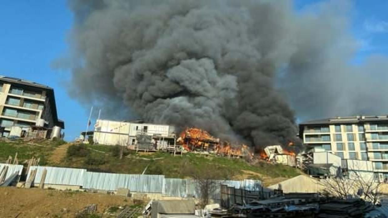 &Uuml;sk&uuml;dar'da korkutan yangın! İş&ccedil;ilerin kaldığı konteynerler alev alev yandı