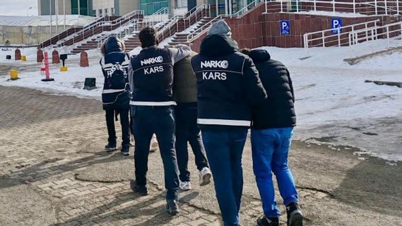 Zehir tacirlerinin akılalmaz y&ouml;ntemi! Cerrahi operasyonla &ccedil;ıkarıldı