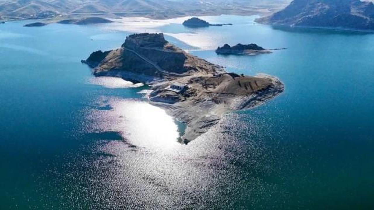 2 bin 800 yıllık Pertek Kalesi sular &ccedil;ekilince ortaya &ccedil;ıktı! 