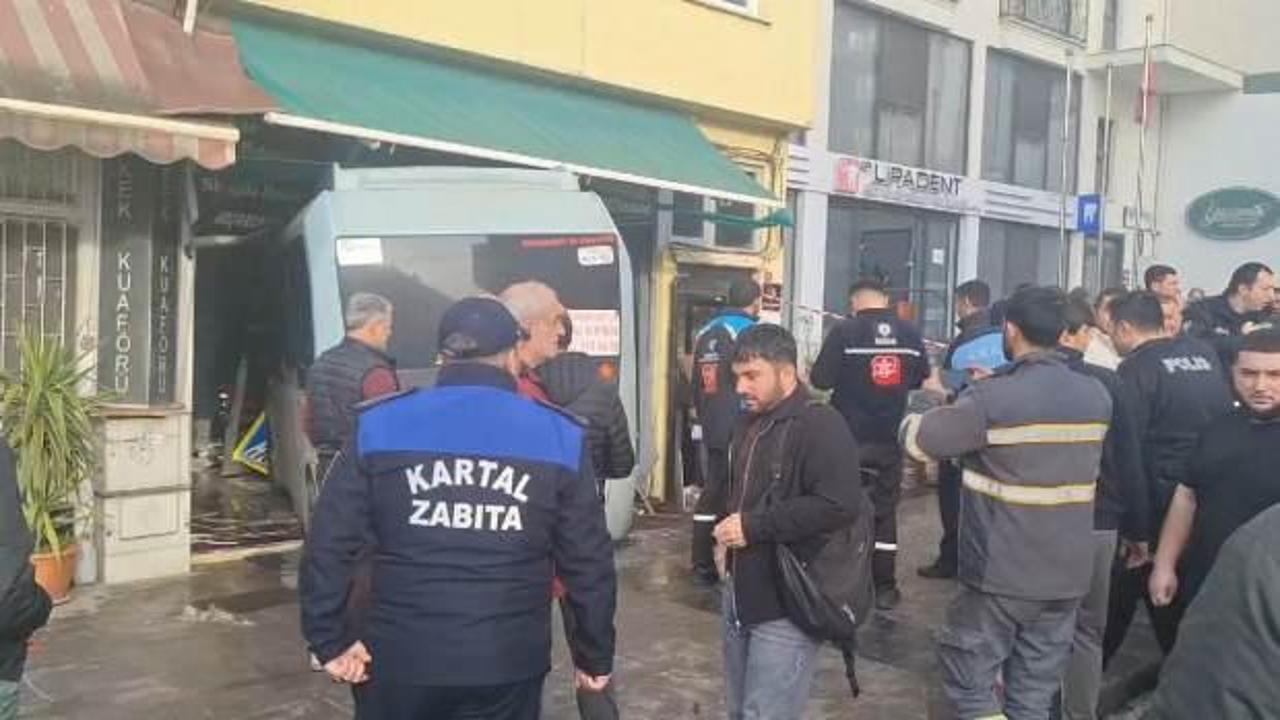 Kartal'da minib&uuml;s kuaf&ouml;re girdi! &Ccedil;ok sayıda yaralı
