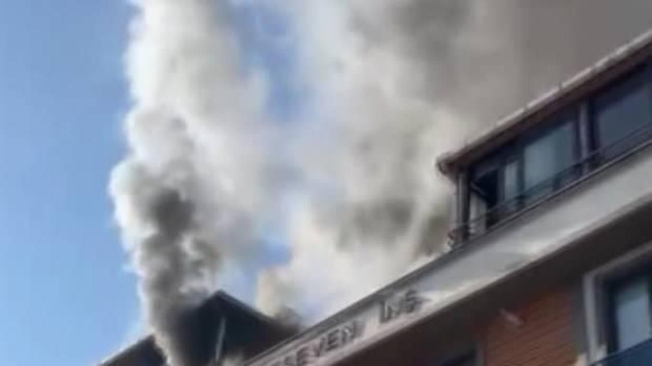 Sancaktepe'de d&ouml;rt katlı binanın &ccedil;atı katı yandı