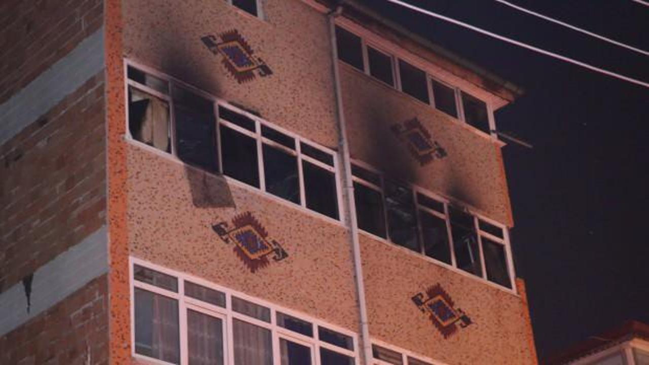 Y&uuml;rek yakan &ouml;l&uuml;m! Yangında bebeğini camdan atarak kurtaran anne hayatını kaybetti