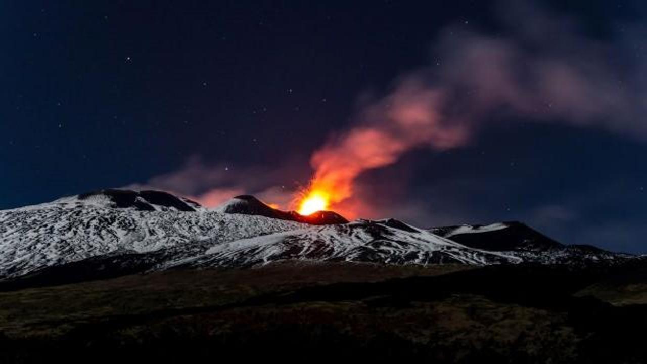 Etna Yanardağı'nda lav akışı! İtalya diken &uuml;st&uuml;nde!