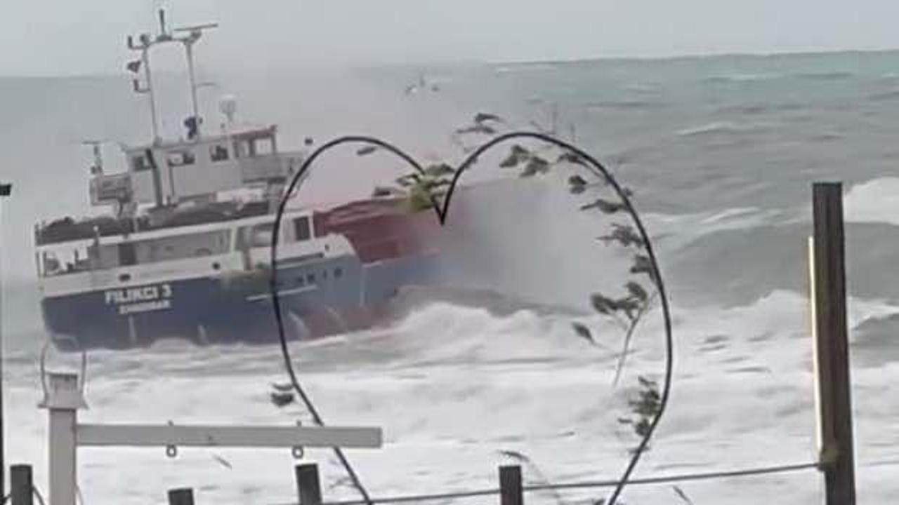 Kilyos'ta dev dalgalar kuru y&uuml;k gemisini s&uuml;r&uuml;kledi