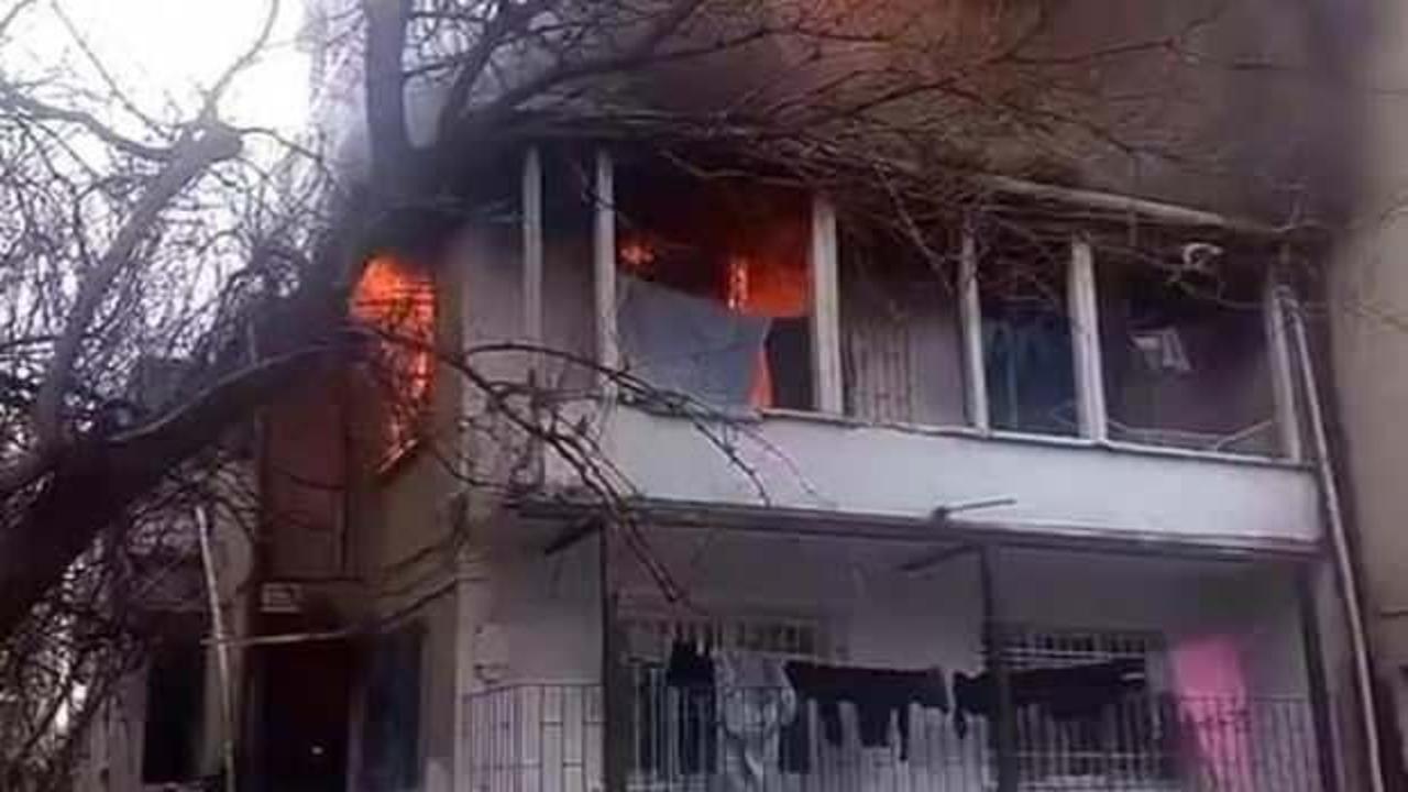 K&uuml;&ccedil;&uuml;k&ccedil;ekmece'de iki katlı binada yangın: Mahsur kalanlar var