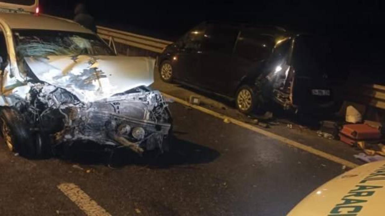 Lastiği değiştirenlere otomobil &ccedil;arptı: 2 &ouml;l&uuml;, 7 yaralı