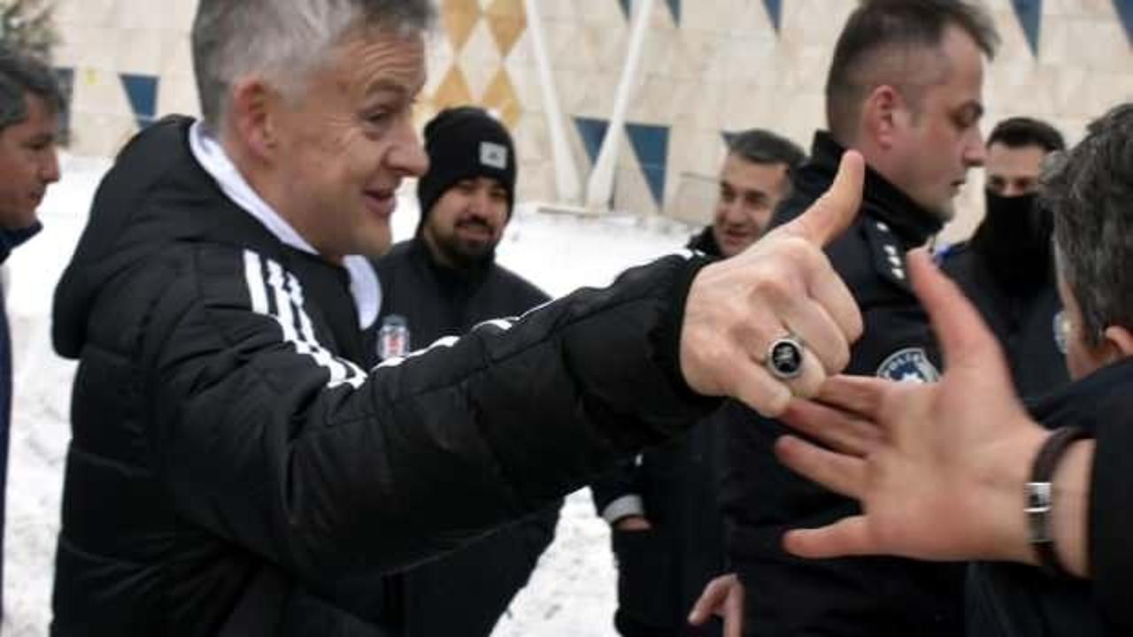 Solskjaer'e Sivas'ta Osmanlı tuğralı y&uuml;z&uuml;k hediyesi