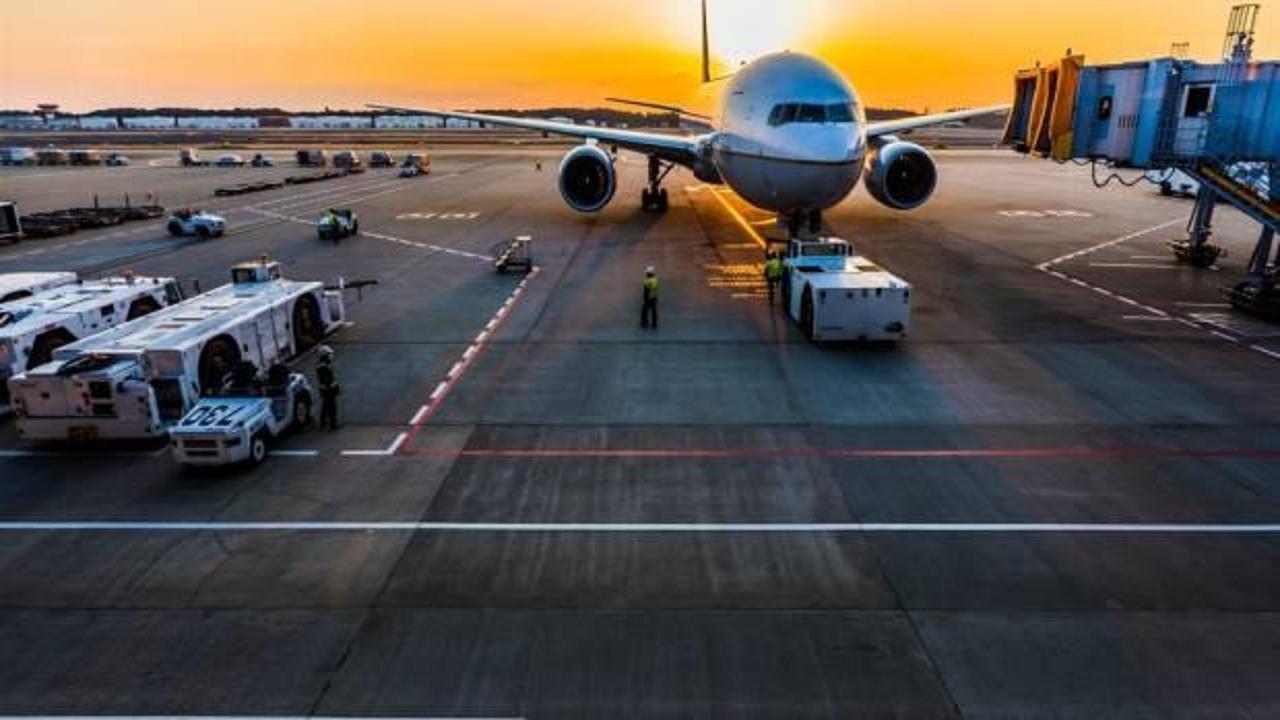 U&ccedil;ağın motoru  alev alev yandı! 104 yolcu ve 5 m&uuml;rettebat tahliye edildi