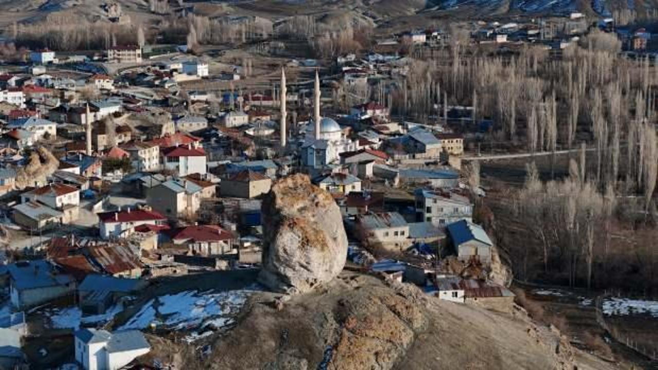 Yer: Sivas! K&ouml;y&uuml;n &uuml;zerindeki esrarengiz kayanın gizemi h&acirc;l&acirc; korunuyor 