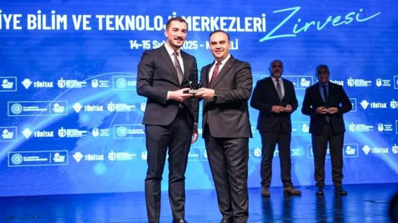 Bakan Kacır'dan Konya Bilim Merkezi'ne 'En iyi yenilikçi uygulamalar' ödülü 