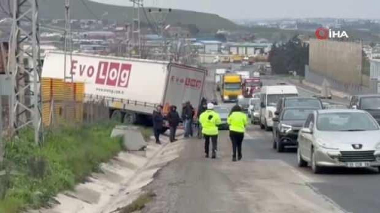 B&uuml;y&uuml;k&ccedil;ekmece'de feci olay: Kendi tırının altında kalarak can verdi