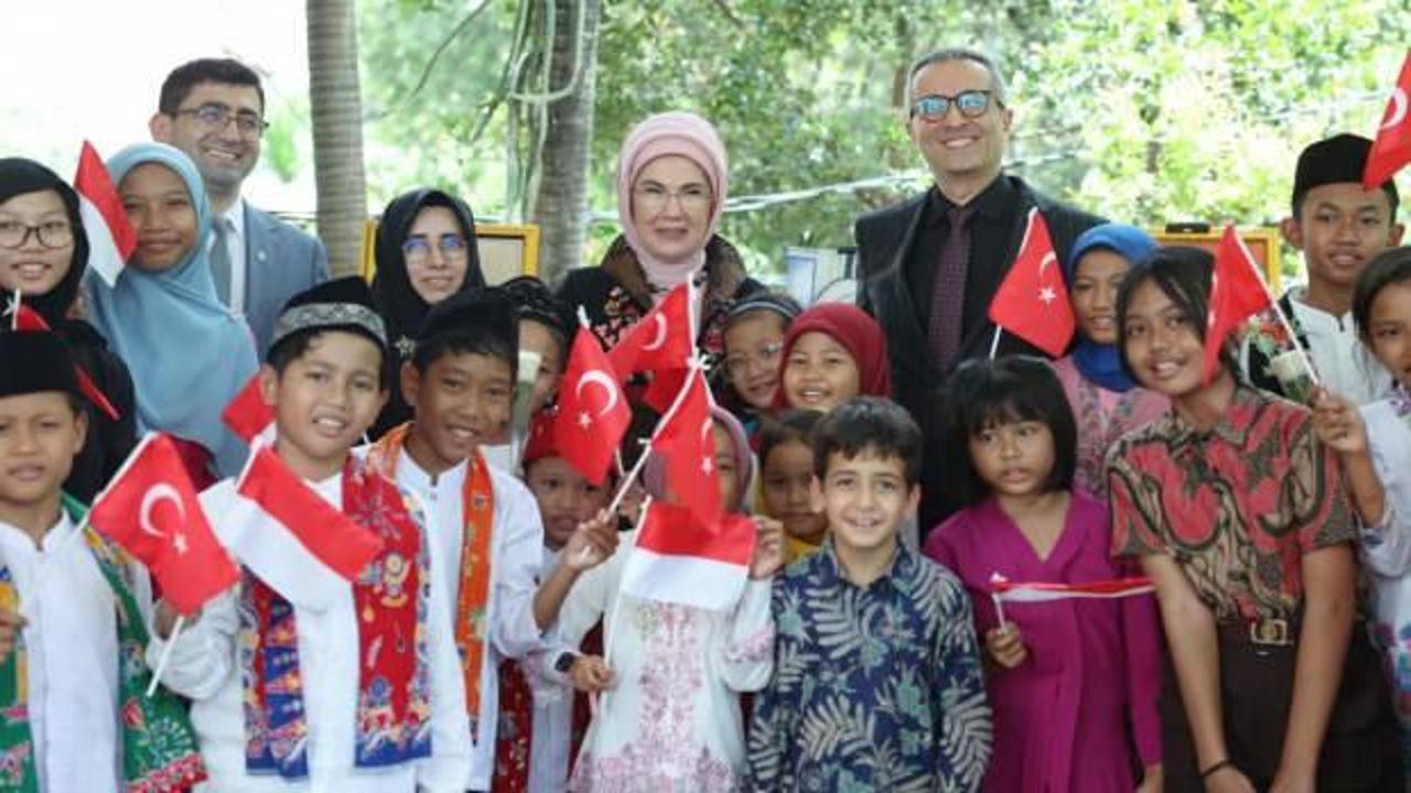 Emine Erdoğan Yunus Emre Enstit&uuml;s&uuml;n&uuml; ziyaret etti