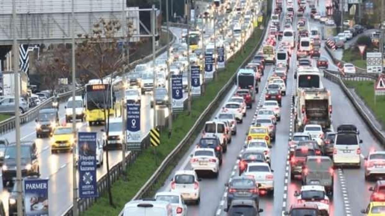İstanbul'da ilk iş g&uuml;n&uuml; trafik kilitlendi! 