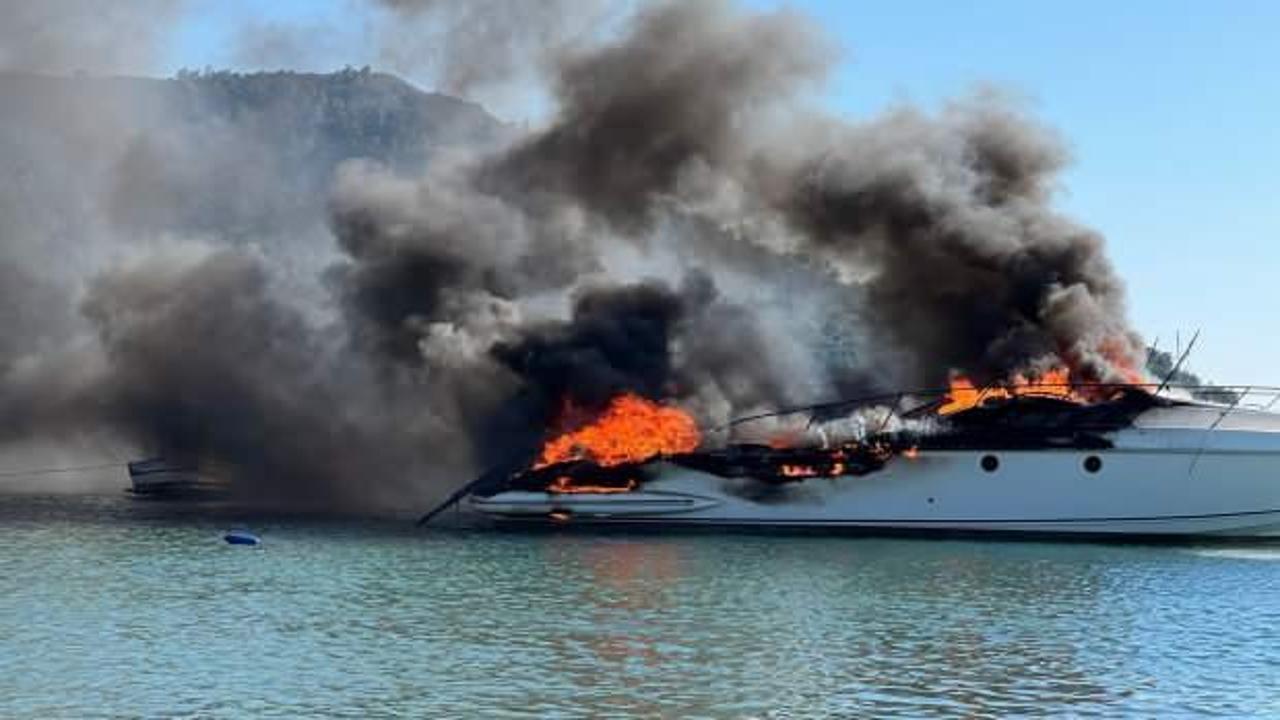 Marmaris'te motoryatta &ccedil;ıkan yangına m&uuml;dahale ediliyor