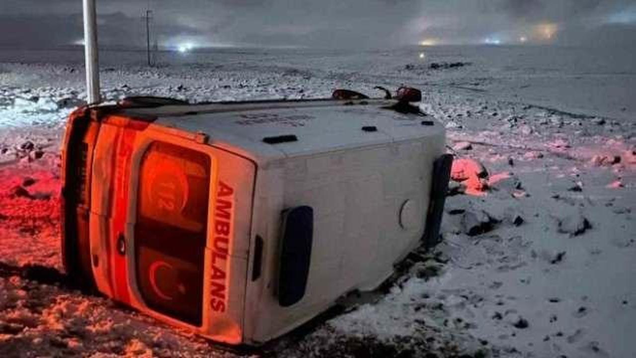 Şanlıurfa'da ambulans devrildi: 1 yaralı