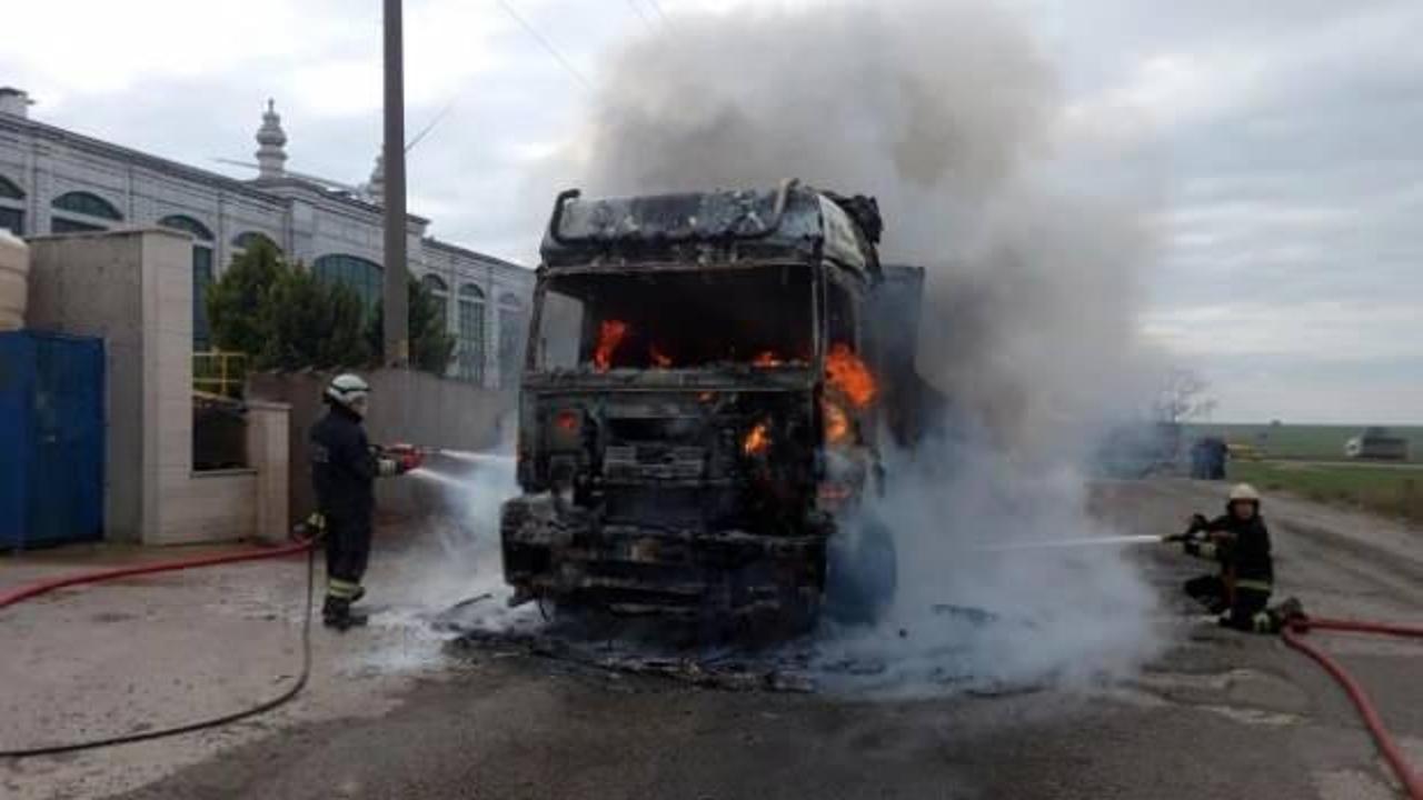 Tekirdağ'da park halindeki tır yandı