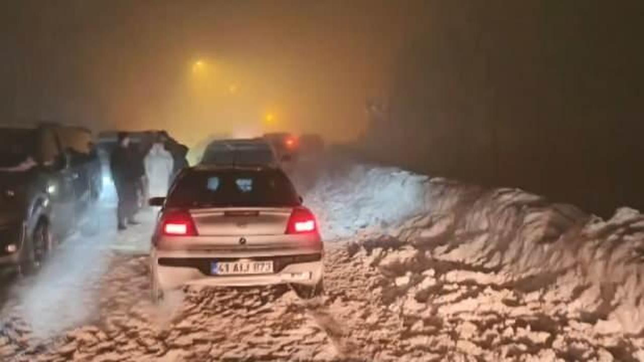 Y&uuml;zlerce ara&ccedil; kayak merkezi yolunda mahsur kaldı!