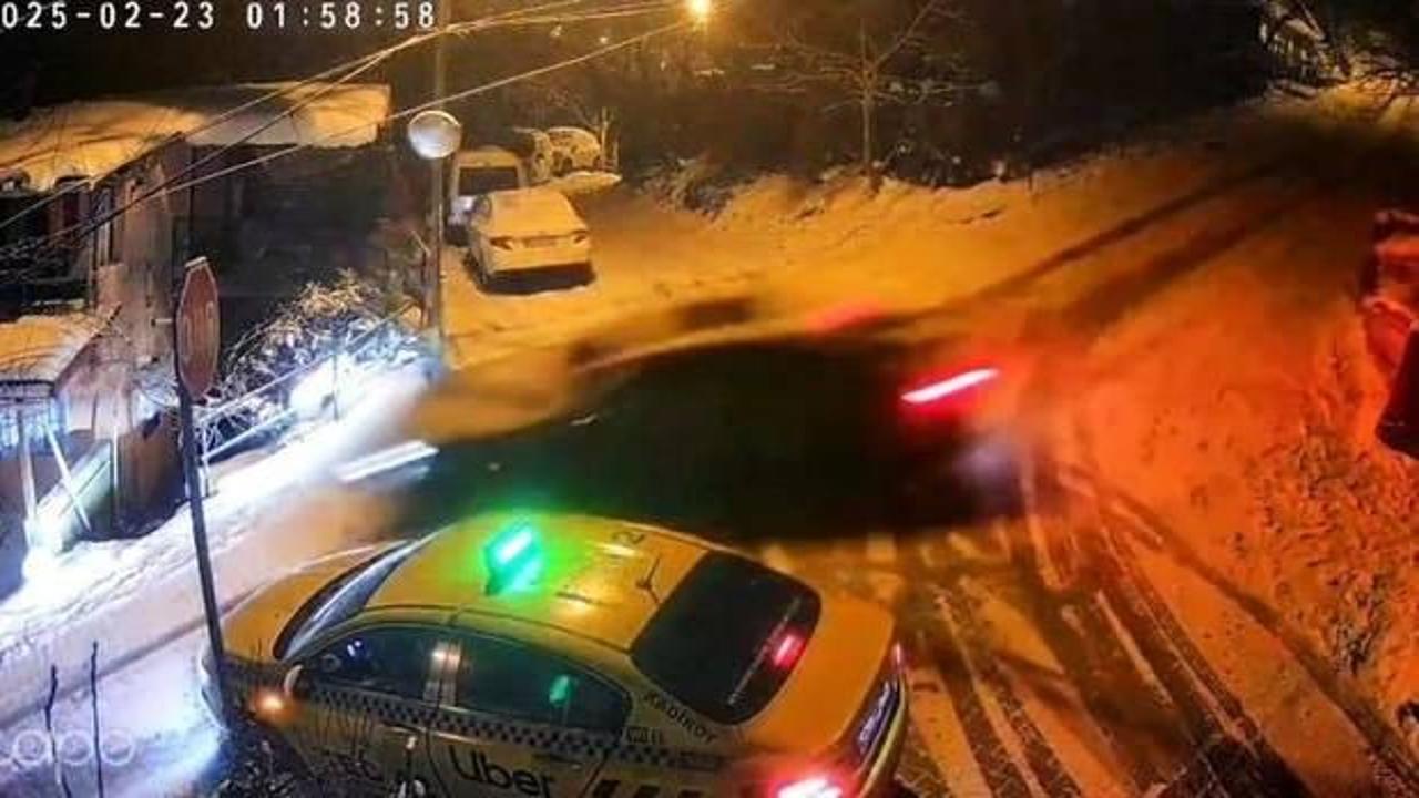 Buzlanan yolda kayan otomobil kontrolden &ccedil;ıktı: &Ouml;nce taksiye sonra iki eve &ccedil;arptı!