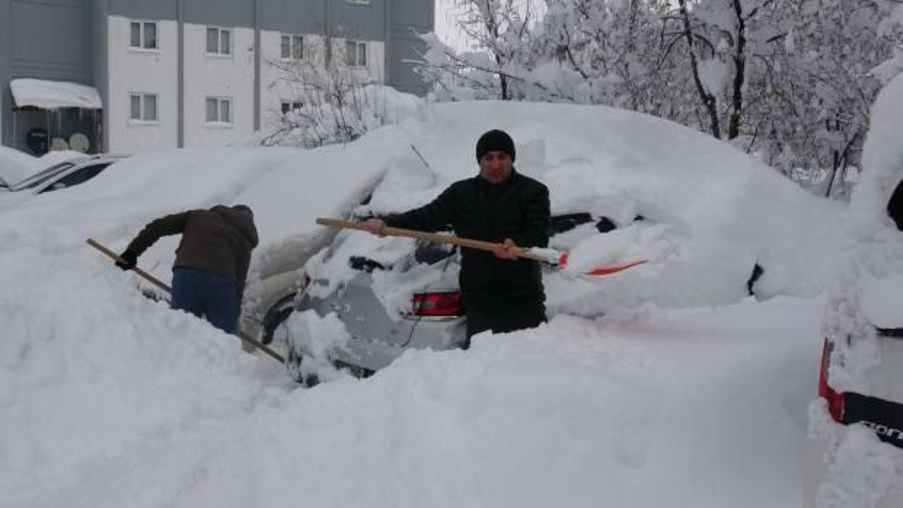 Bitlis&rsquo;te kar kalınlığı 1 metreyi aştı, 300 k&ouml;y yolu kapalı
