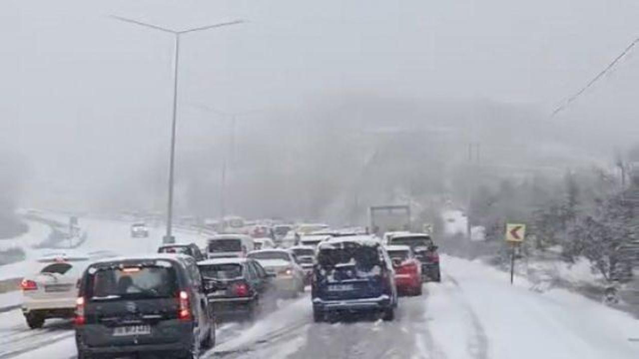 Bursa'da korku dolu anlar: Buzlu yolda 25 ara&ccedil; birbirine girdi! 
