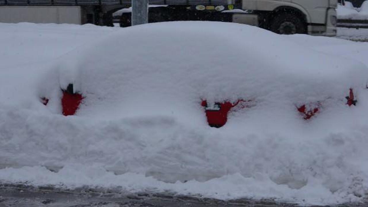 Kar kalınlığı 1 metreye ulaştı! Ara&ccedil;lar kara g&ouml;m&uuml;ld&uuml;