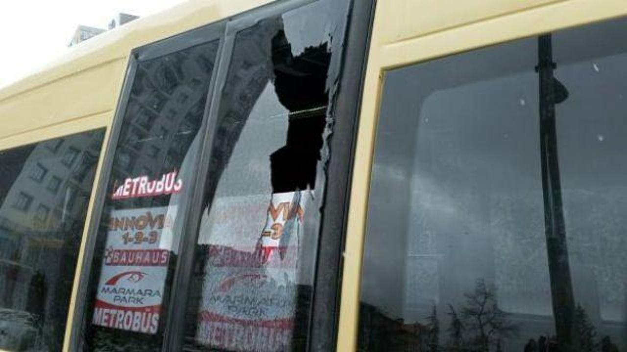  Kar toplarının i&ccedil;ine taş koyarak attılar: 5 minib&uuml;s&uuml;n camı kırıldı