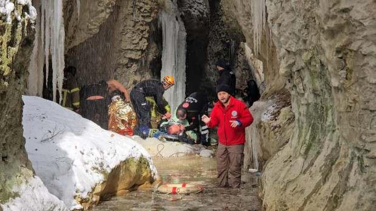 Karab&uuml;k'te feci kaza! Otomobil 30 metreden kanyona u&ccedil;tu