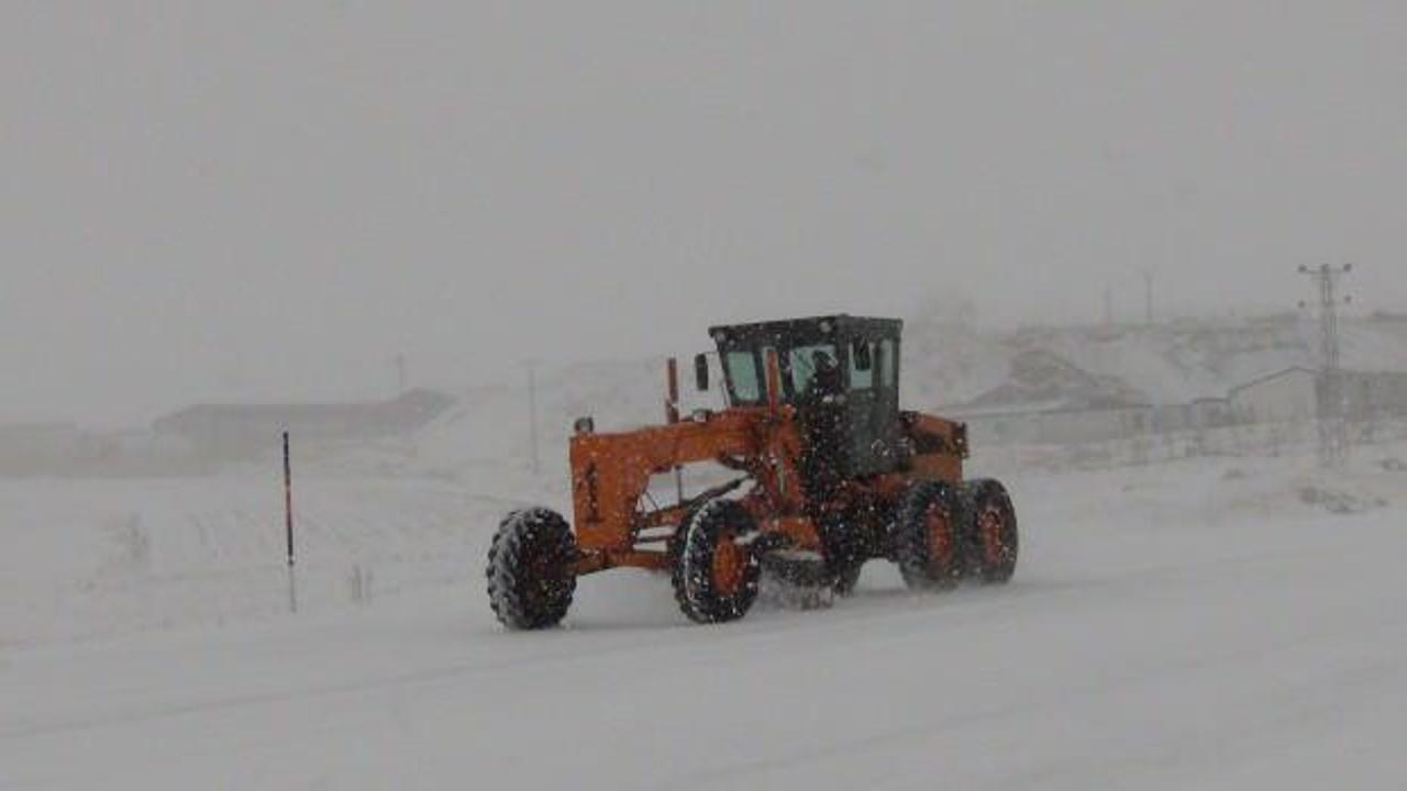 Kars'ta kar esareti: 100 k&ouml;y yolu ulaşıma kapandı!