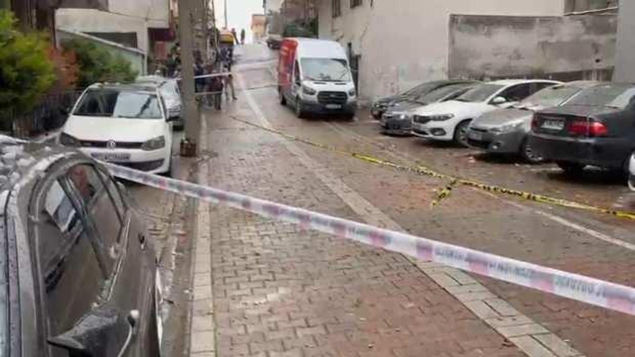 K&uuml;&ccedil;&uuml;k&ccedil;ekmece'de yıldırım binaya isabet etti: &Ccedil;ok sayıda ekip b&ouml;lgede!