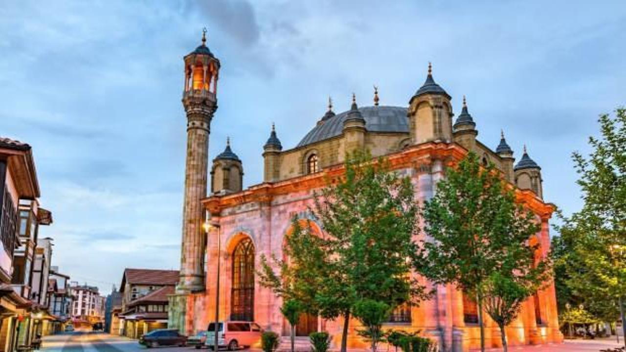 Pencereleri kapılarından daha büyük cami: Aziziye