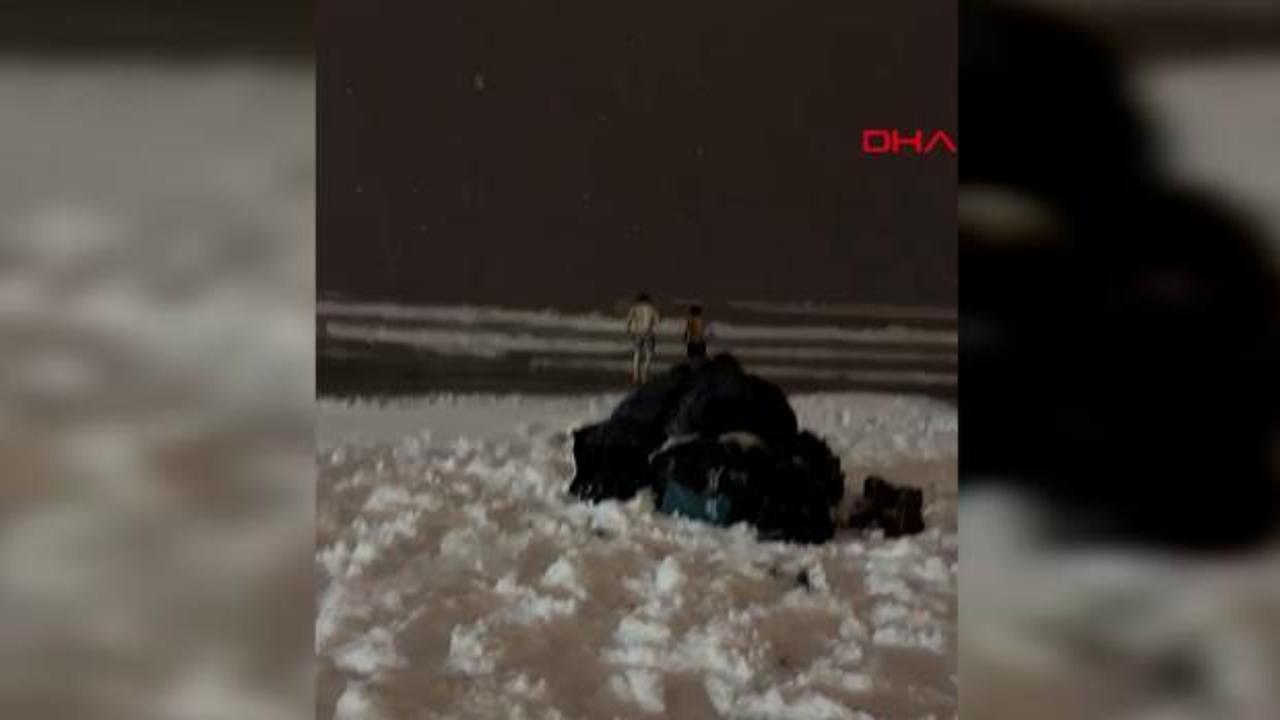 Samsun&rsquo;da 2 gen&ccedil; soğuğa aldırış etmeden denize girdi