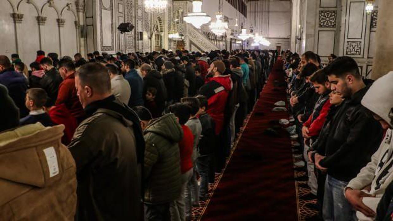 50 yıl sonra ilk kez Esad&rsquo;a dua edilmeden teravih namazı kılındı