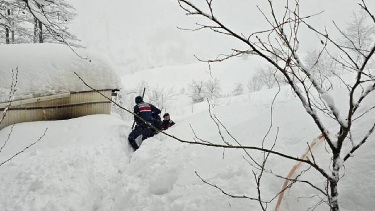 7 g&uuml;nd&uuml;r okullar tatil! Kar kalınlığı 5 metreyi aştı!