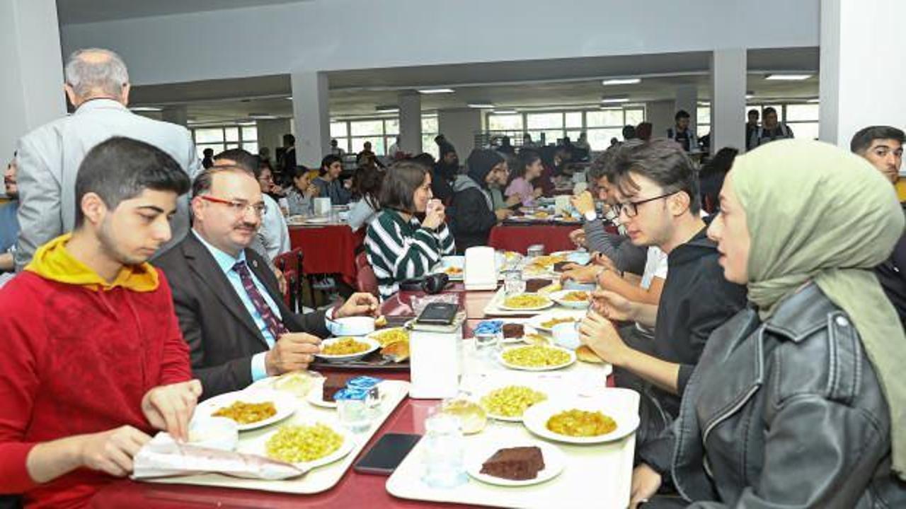 Atat&uuml;rk &Uuml;niversitesinden &ouml;ğrencilerine &uuml;cretsiz iftar yemeği