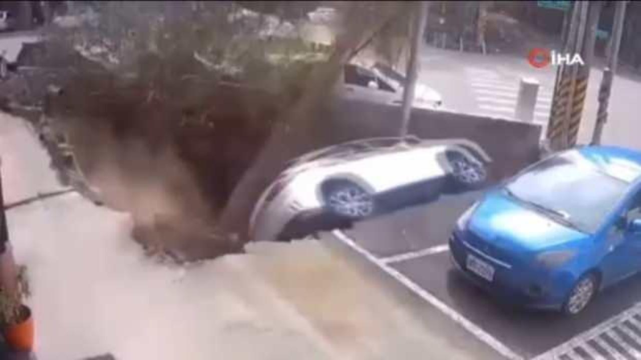  &Ccedil;&ouml;ken yol park halindeki aracı yuttu! Yer yarıldı yerin dibine girdi!