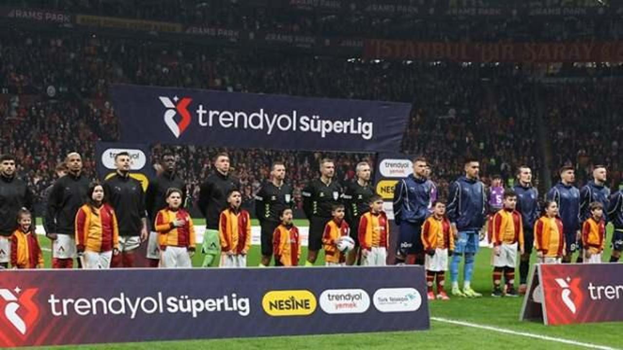 Derbiye buz gibi başlangı&ccedil;! Futbolcular birbirlerini g&ouml;rmezden geldi