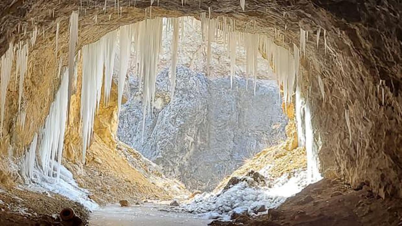 Erzincan'da yapımı 132 yıl s&uuml;ren "Taş Yolu" buz tuttu! 