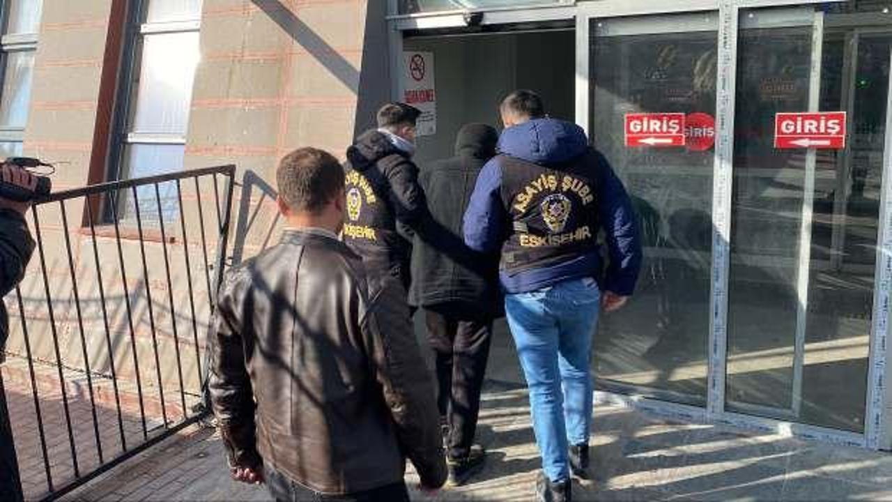 Eskişehir'de yıllarca kardeşinin kimliğini kullanan firari su&ccedil;&uuml;st&uuml; yakalandı! 