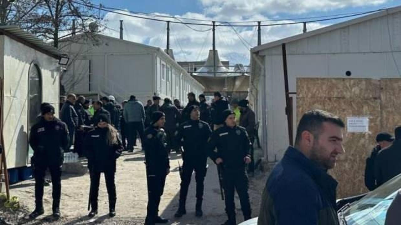 İnşaat iş&ccedil;ilerinin 'horlama' kavgası! 60 iş&ccedil;i taş ve sopalarla birbirlerine girdi