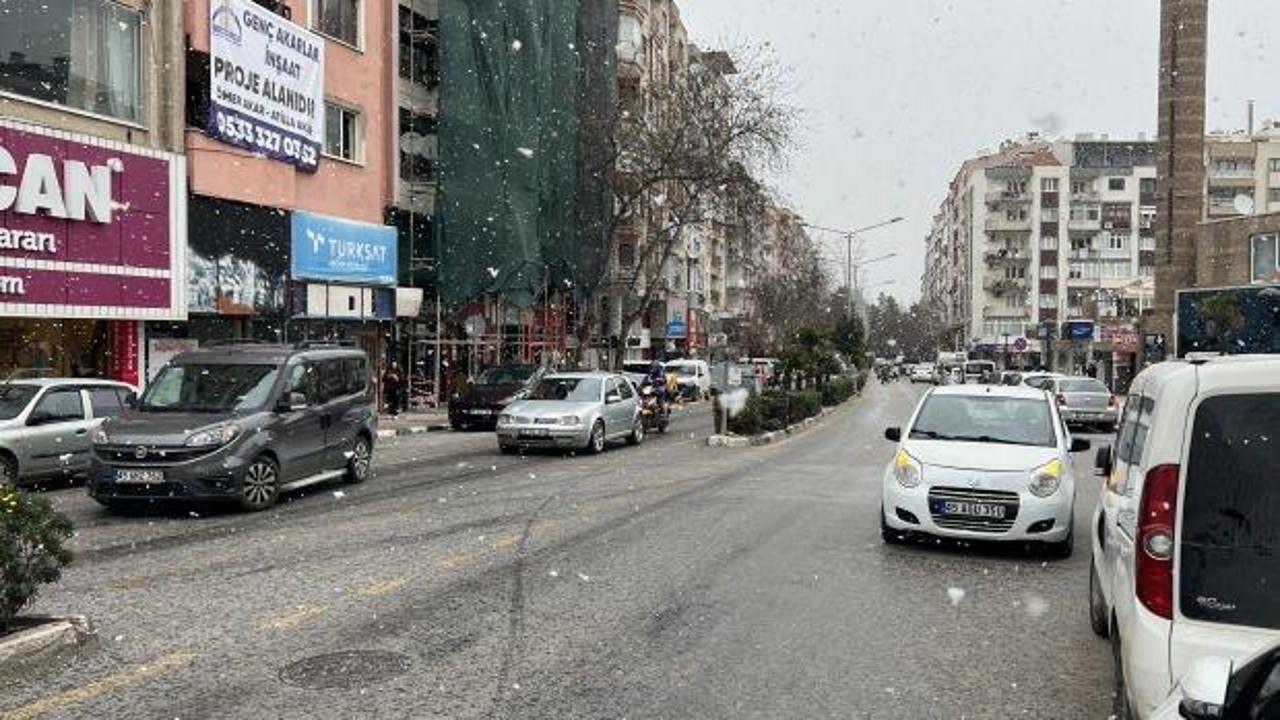 Şehre yıllar sonra ilk kez kar yağdı! Sevin&ccedil;leri kısa s&uuml;rd&uuml;