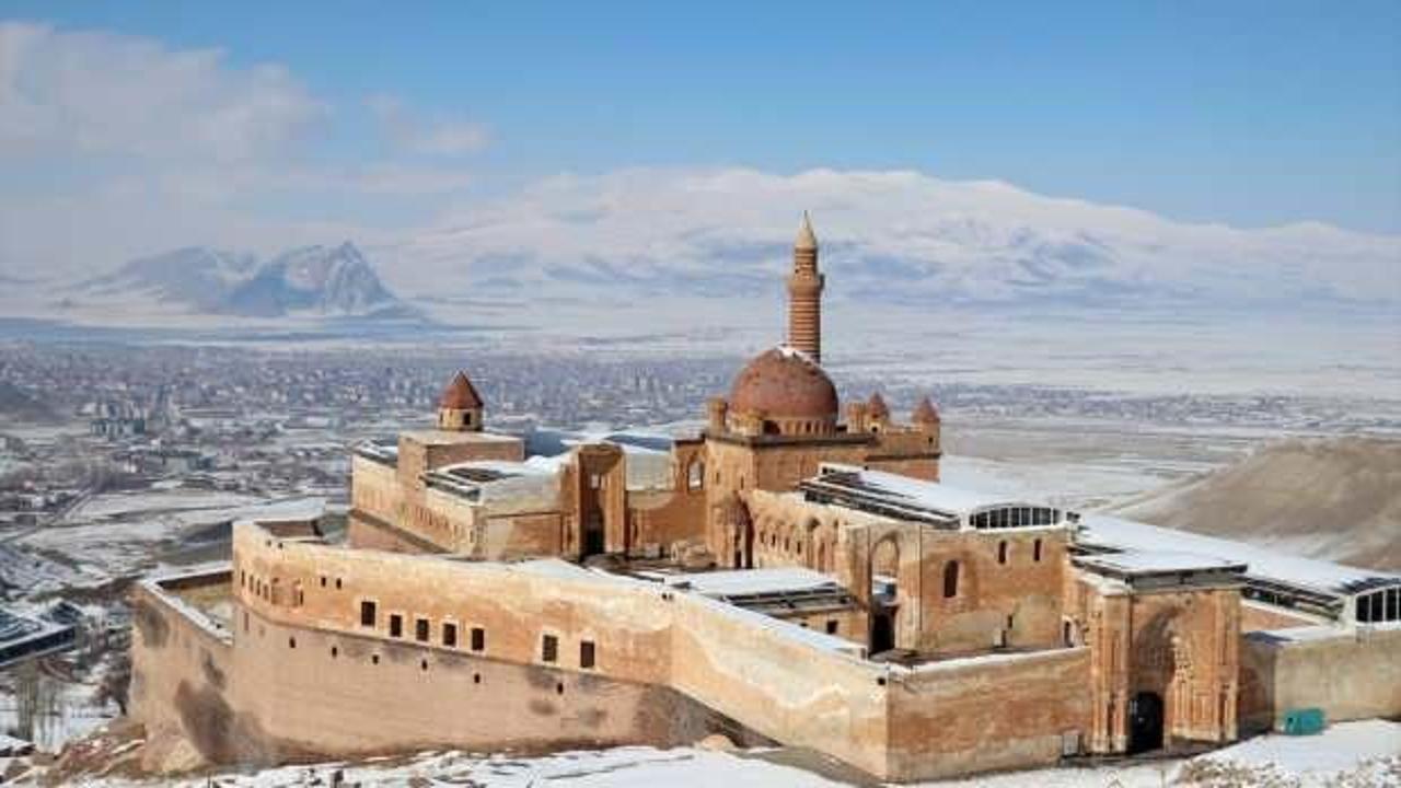 Türk saray mimarisinin Anadolu’daki simgesi: İshak Paşa Sarayı