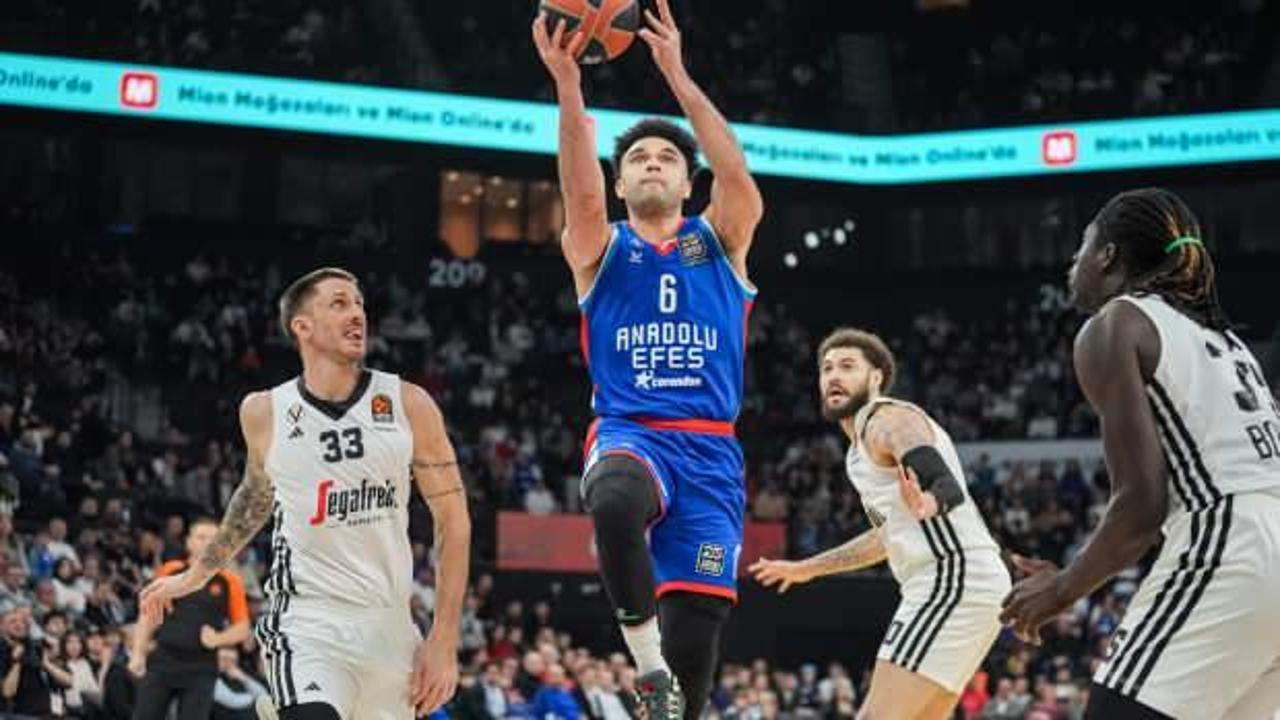 Anadolu Efes'ten EuroLeague'de farklı galibiyet!
