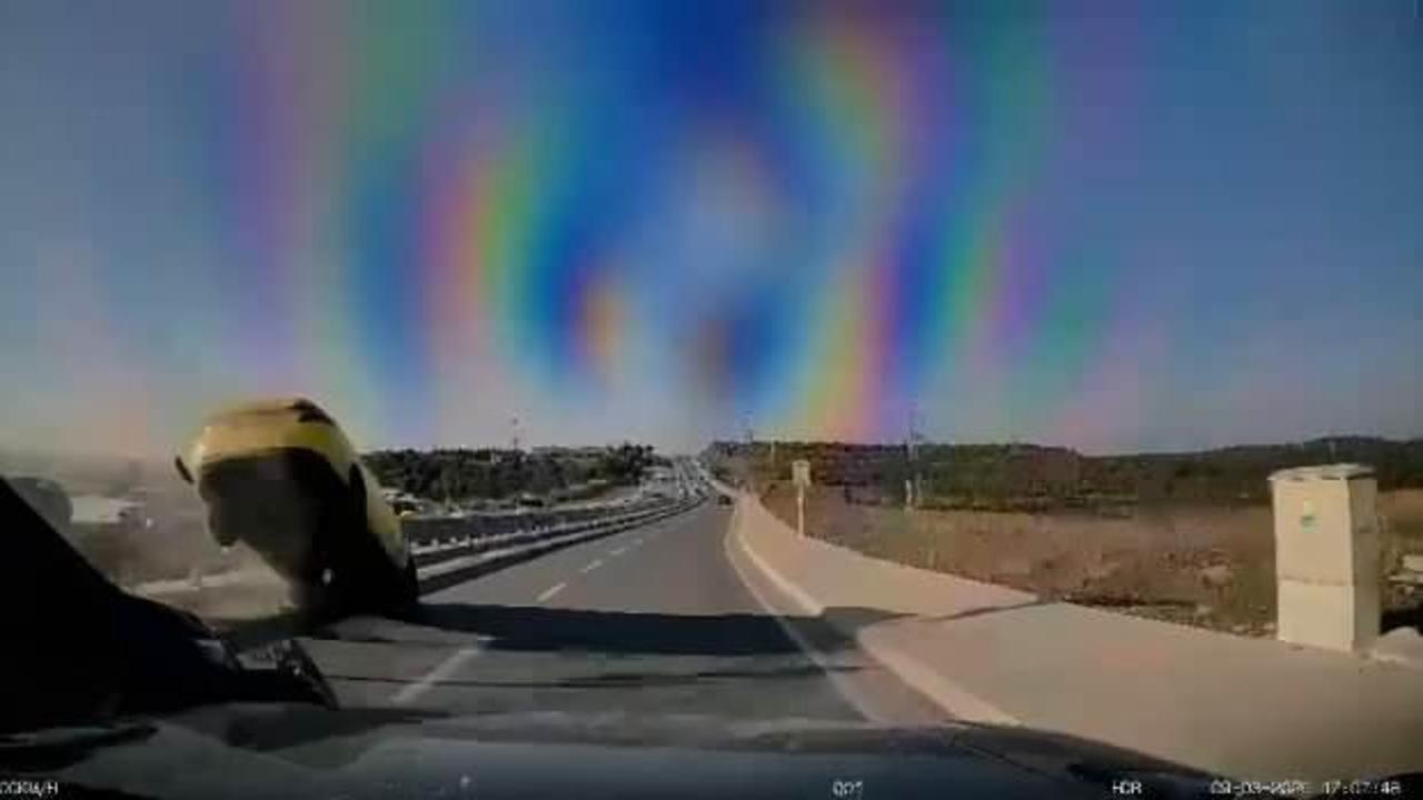 Arnavutk&ouml;y'de feci kaza! Taksi ara&ccedil;ların &uuml;zerine u&ccedil;tu