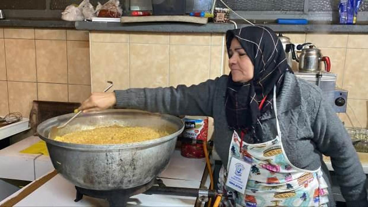 Emekli &ouml;ğretmenin ibretlik yaşamı: 'Ellerim yana yana aş pişiriyorum'