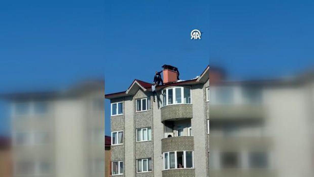 Erzurum'da &ccedil;atıda kar temizlerken kayıp belindeki iple asılı kalan kişi kurtarıldı