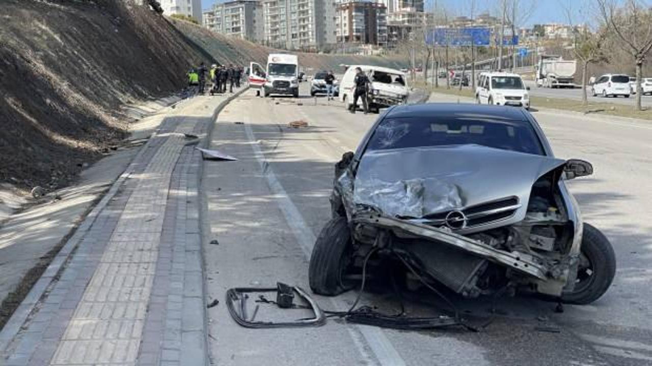 Gaziantep'te otomobil, minib&uuml;se &ccedil;arptı: 1 &ouml;l&uuml;, 3 yaralı