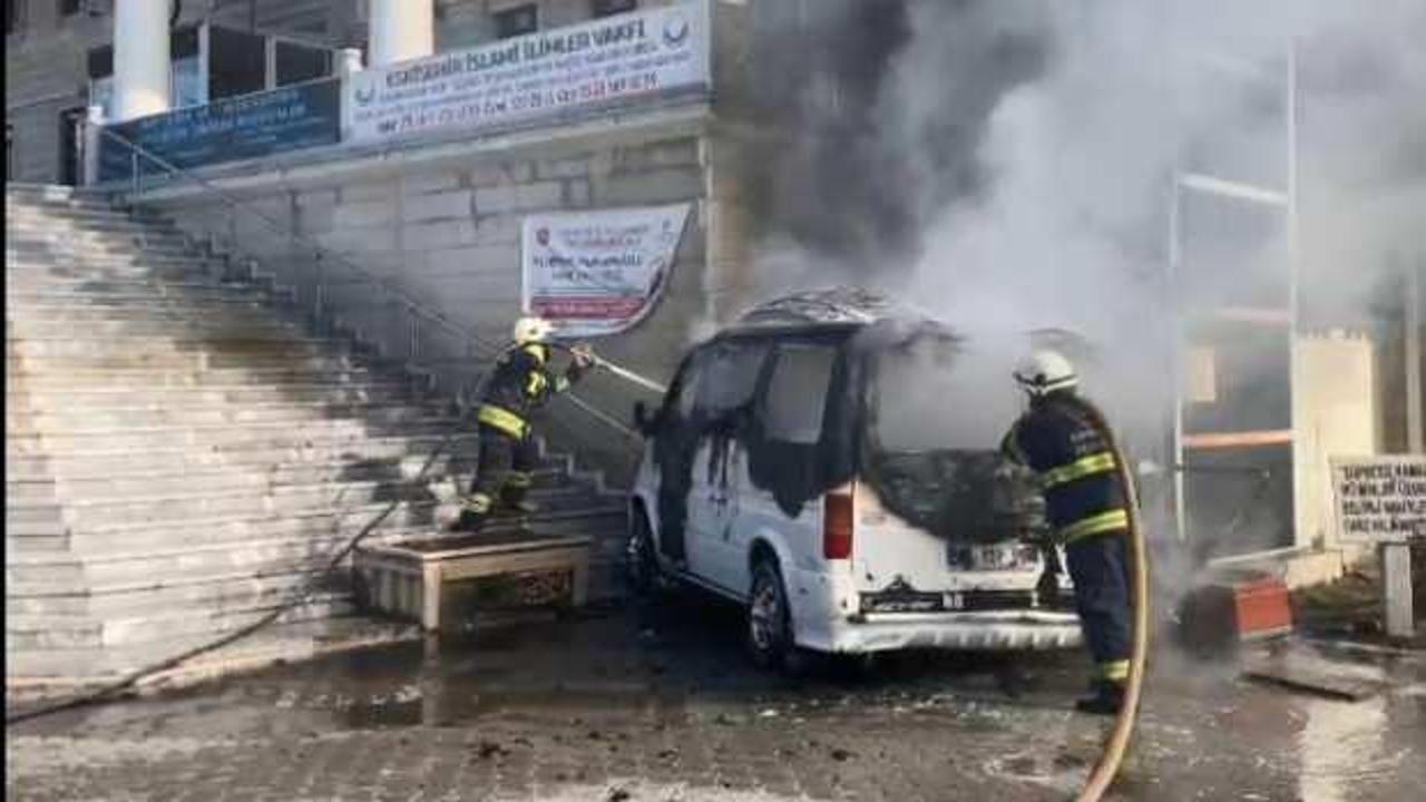 İ&ccedil;inde 4 kardeşin olduğu ara&ccedil; yandı