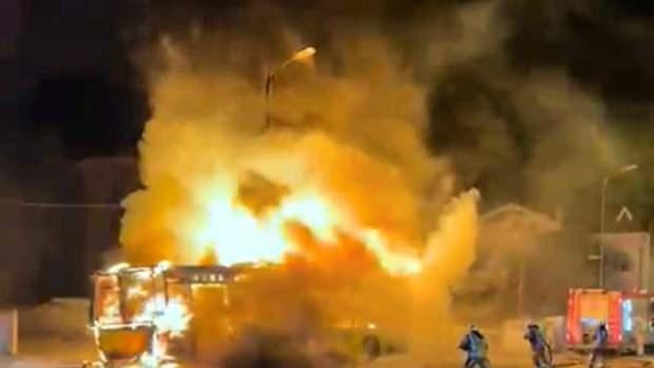 Korku dolu anlar: Park halindeki İETT otobüsü alev alev yandı! 