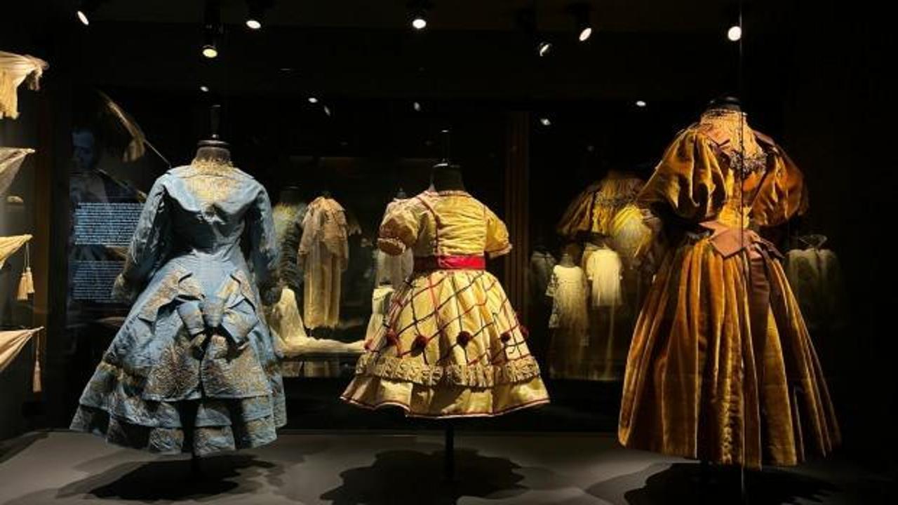 Kundaktan elbiseye bir serüven: ‘Büyümüş de Küçülmüş’ sergisi